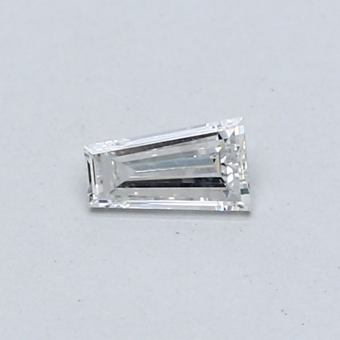 Loose Diamond - TAPERED BAGUETTE 0.21ct F VS1: Loose Diamond - TAPERED BAGUETTE 0.21ct F VS1 Source: This is a real non-mined Diamond that has been grown in a lab Shape: TAPERED BAGUETTE Carats: 0.21 Color: F Clarity: VS1 Certification: NONE Video