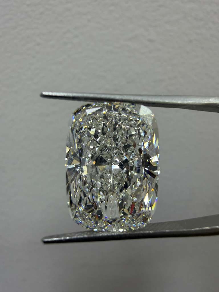 Loose Diamond - CUSHION MODIFIED 15.05ct E VS1: Loose Diamond - CUSHION MODIFIED 15.05ct E VS1 Source: This is a real non-mined Diamond that has been grown in a lab Shape: CUSHION MODIFIED Carats: 15.05 Color: E Clarity: VS1 Certification: IGI Addi