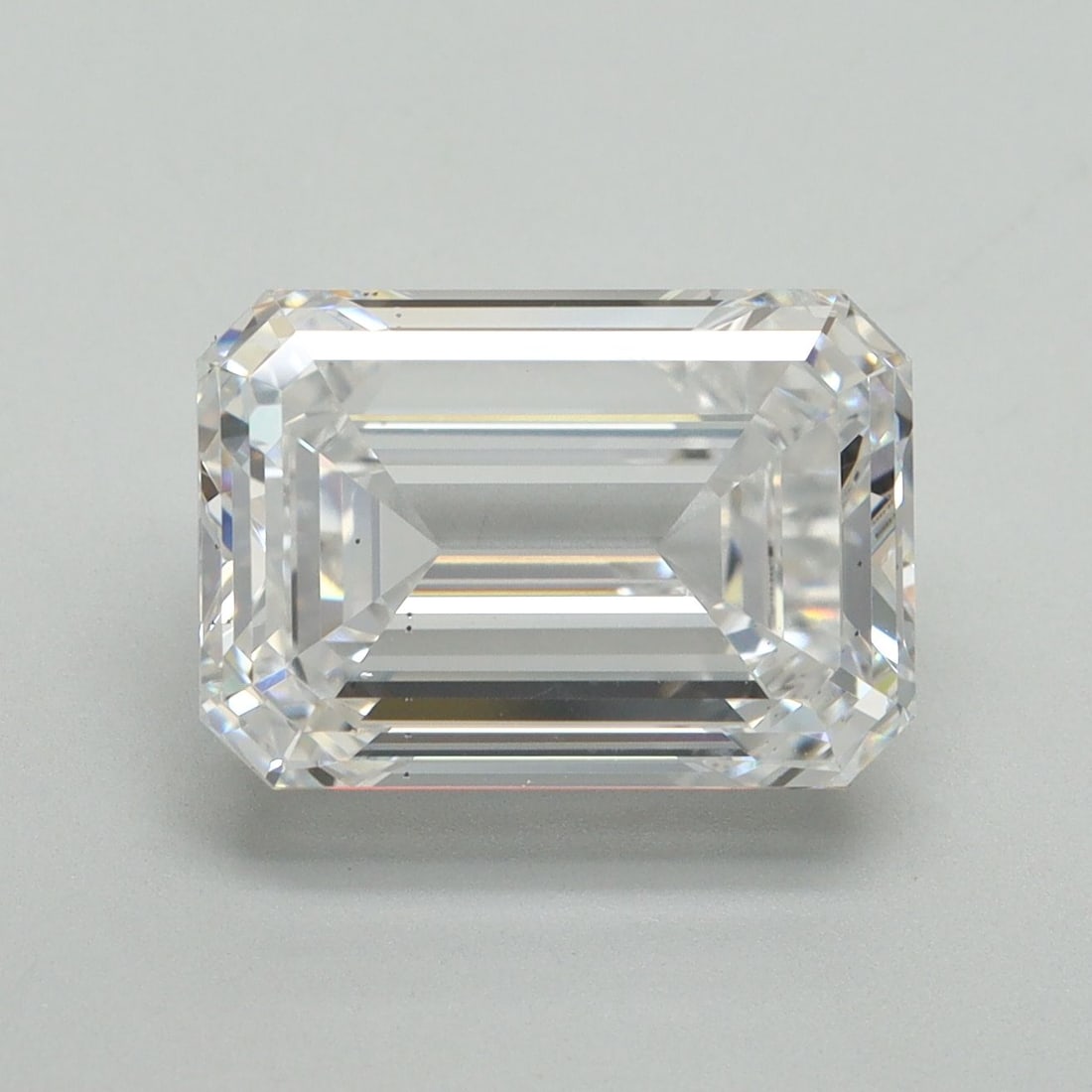 Loose Diamond - EMERALD 5.04ct D VS2: Loose Diamond - EMERALD 5.04ct D VS2 Source: This is a real non-mined Diamond that has been grown in a lab Shape: EMERALD Carats: 5.04 Color: D Clarity: VS2 Certification: IGI Video: