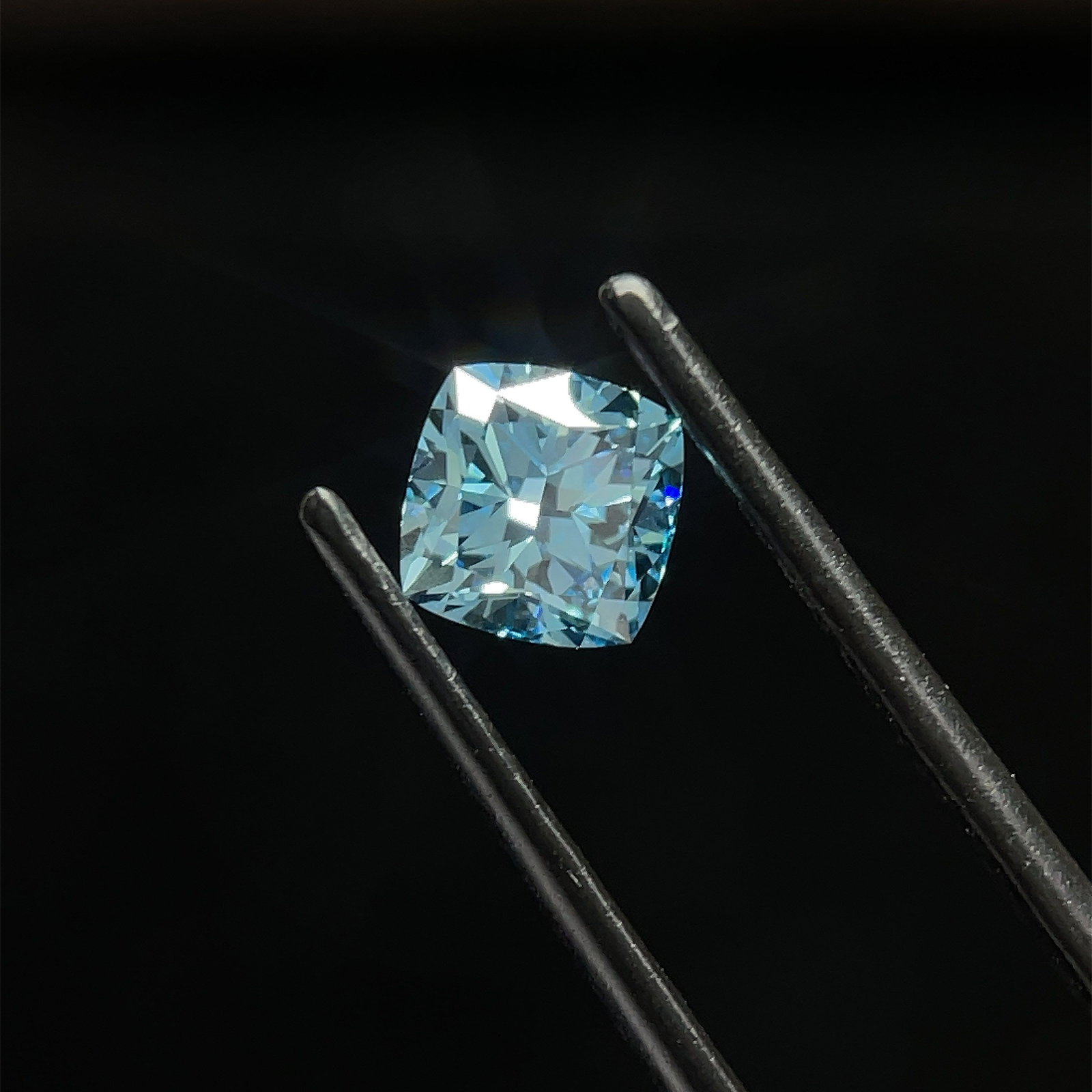 Loose Diamond - CUSHION BRILLIANT 1.06ct Blue VS1: Loose Diamond - CUSHION BRILLIANT 1.06ct Blue VS1 Source: This is a real non-mined Diamond that has been grown in a lab Shape: CUSHION BRILLIANT Carats: 1.06 Color: Blue Certification: NONE Additional