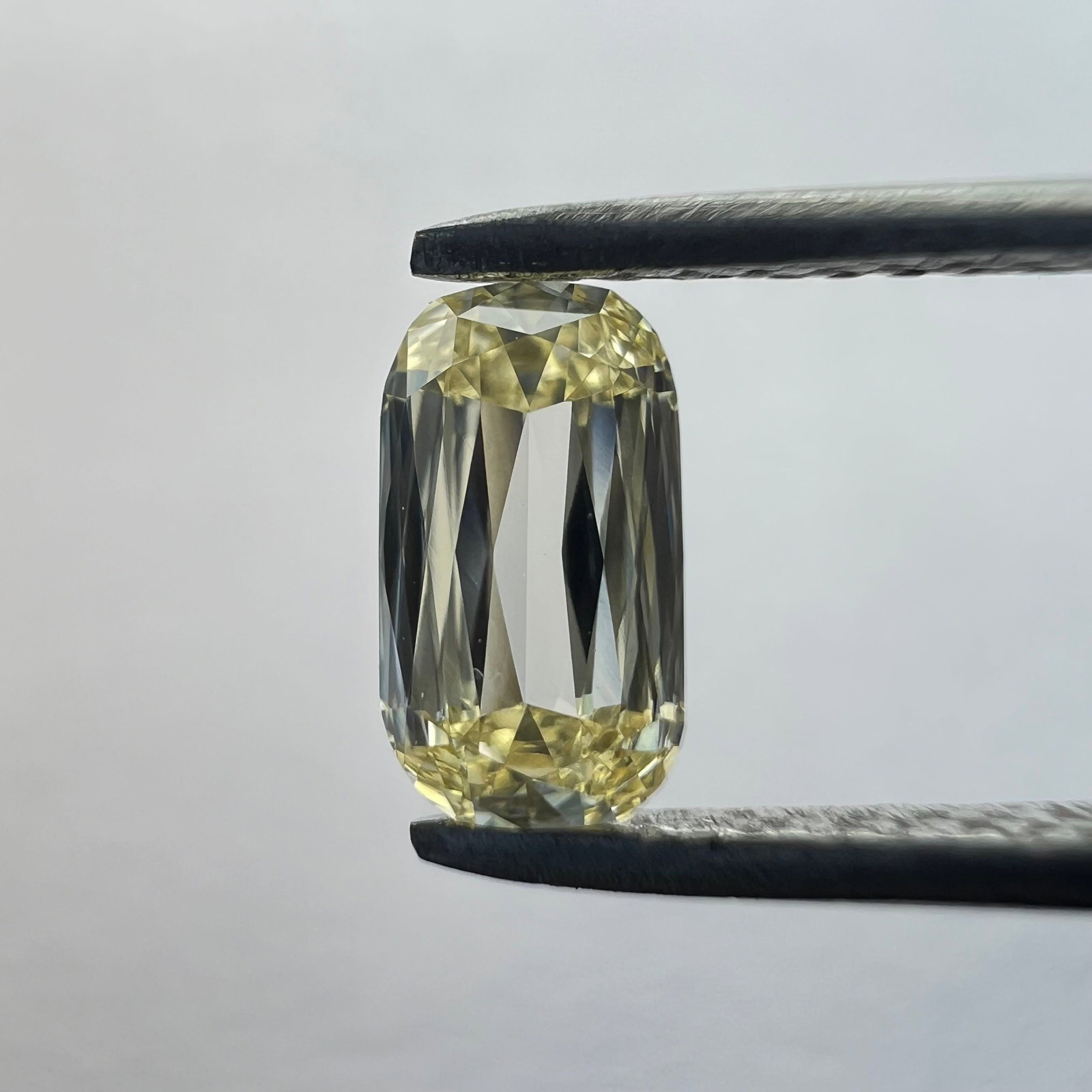 Loose Diamond - CUSHION BRILLIANT 0.56ct Yellow VVS2: Loose Diamond - CUSHION BRILLIANT 0.56ct Yellow VVS2 Source: This is a real non-mined Diamond that has been grown in a lab Shape: CUSHION BRILLIANT Carats: 0.56 Color: Yellow Certification: NONE Addit