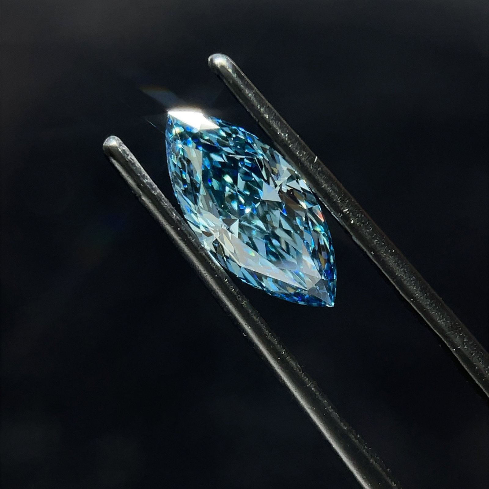 Loose Diamond - MARQUISE 2.0ct Blue VS1: Loose Diamond - MARQUISE 2.0ct Blue VS1 Source: This is a real non-mined Diamond that has been grown in a lab Shape: MARQUISE Carats: 2.0 Color: Blue Certification: NONE Additional images available up
