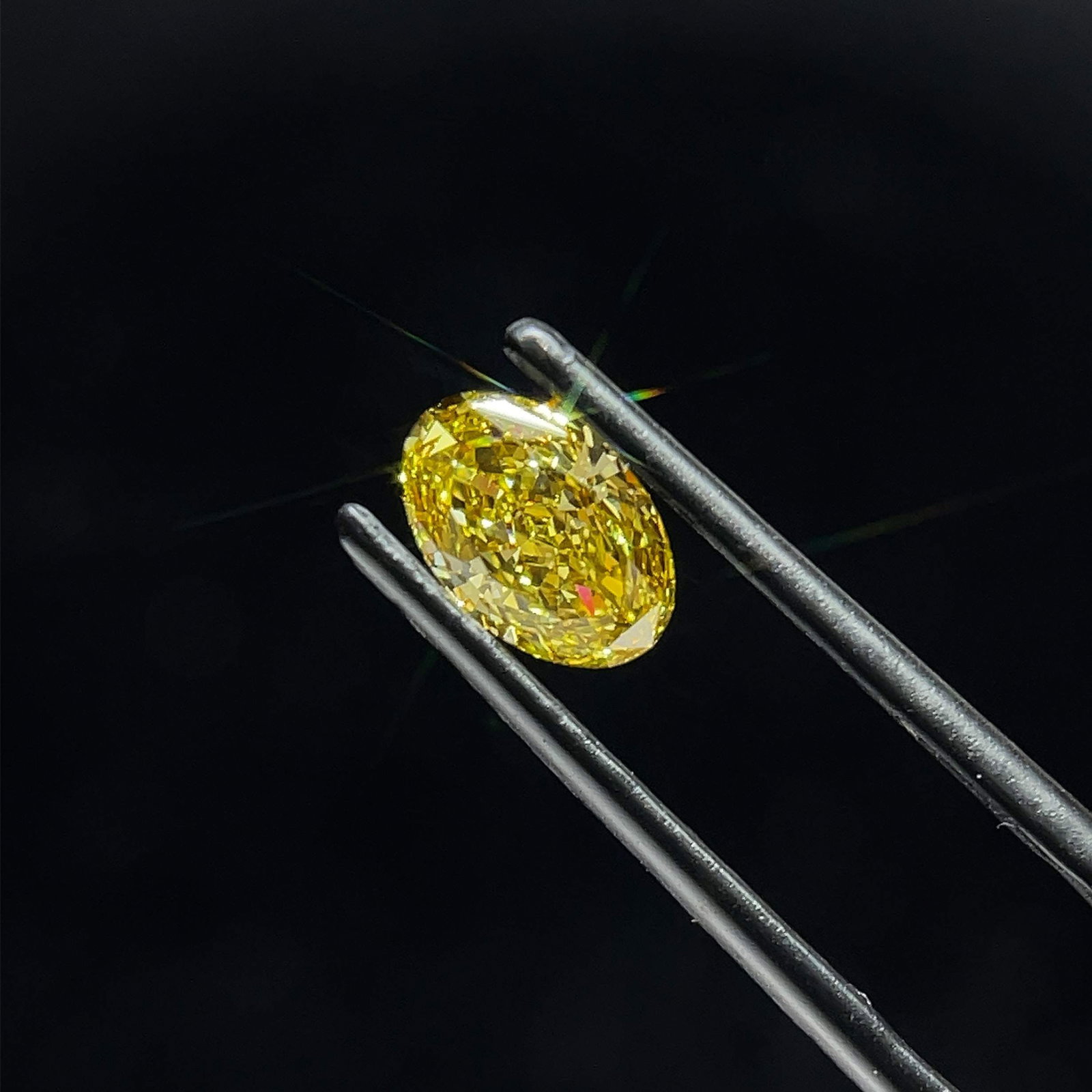 Loose Diamond - OVAL 0.91ct Fancy Intense Yellow VVS2: Loose Diamond - OVAL 0.91ct Fancy Intense Yellow VVS2 Source: This is a real non-mined Diamond that has been grown in a lab Shape: OVAL Carats: 0.91 Color: Fancy Intense Yellow Certification: IGI Vide