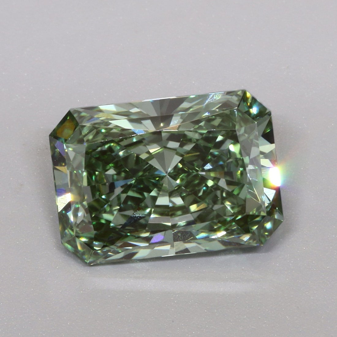 Loose Diamond - RADIANT 3.02ct Fancy Vivid Green VVS2: Loose Diamond - RADIANT 3.02ct Fancy Vivid Green VVS2 Source: This is a real non-mined Diamond that has been grown in a lab Shape: RADIANT Carats: 3.02 Color: Fancy Vivid Green Certification: IGI Vide