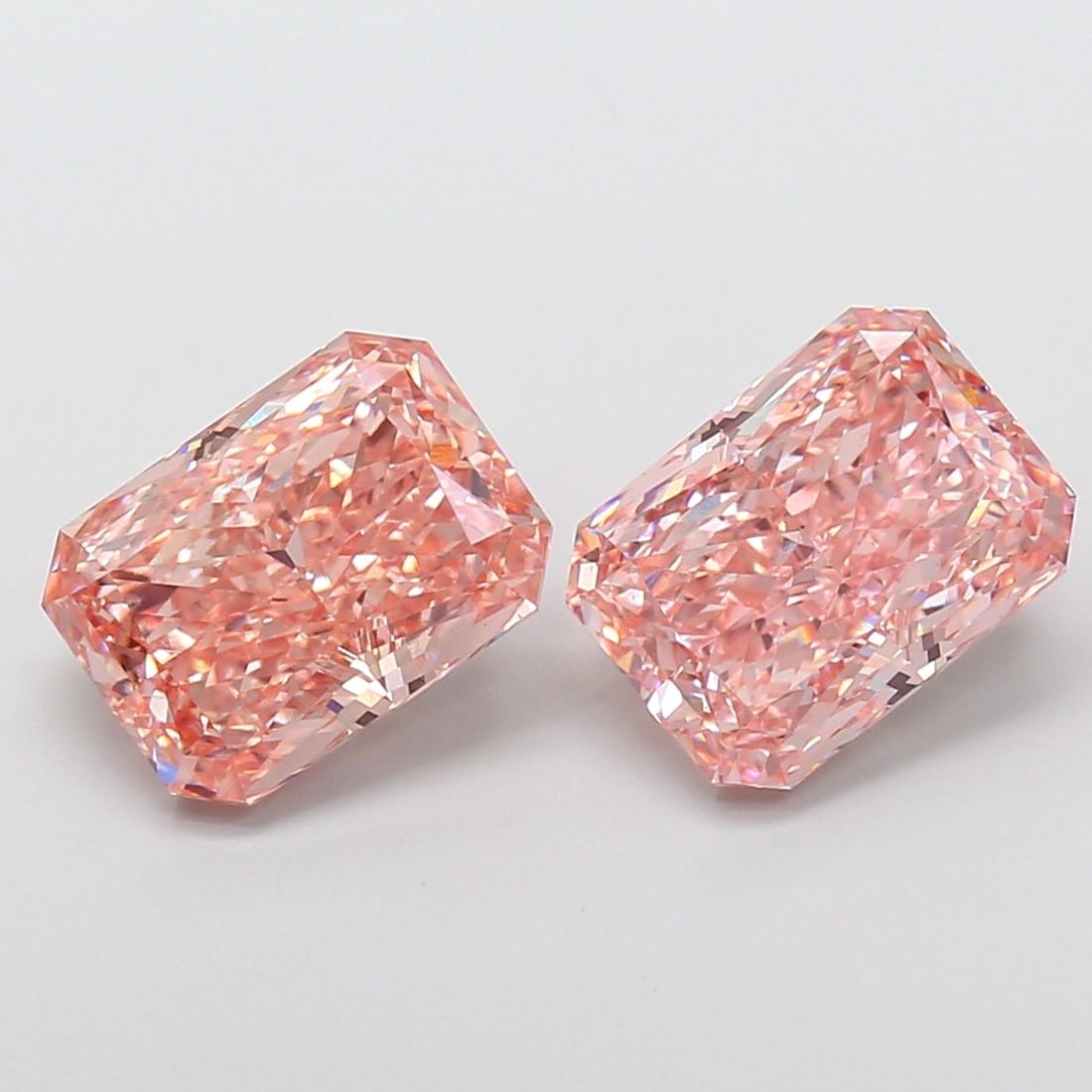 Loose Diamond - RADIANT 3.05ct Fancy Vivid Pink VS1: Loose Diamond - RADIANT 3.05ct Fancy Vivid Pink VS1 Source: This is a real non-mined Diamond that has been grown in a lab Shape: RADIANT Carats: 3.05 Color: Fancy Vivid Pink Certification: IGI Video: