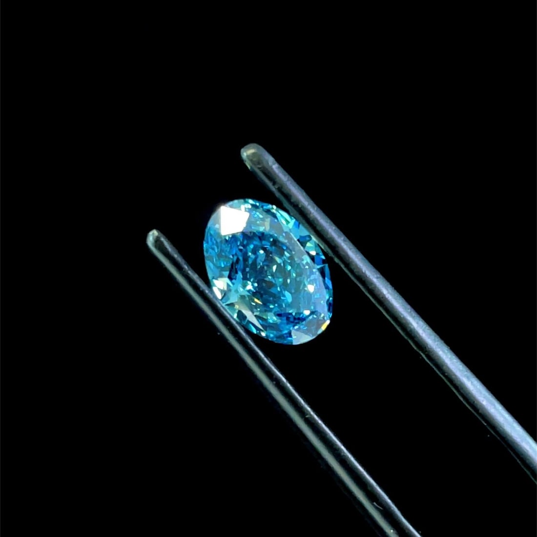 Loose Diamond - OVAL 1.05ct Fancy Vivid Blue VVS1: Loose Diamond - OVAL 1.05ct Fancy Vivid Blue VVS1 Source: This is a real non-mined Diamond that has been grown in a lab Shape: OVAL Carats: 1.05 Color: Fancy Vivid Blue Certification: IGI Additional i