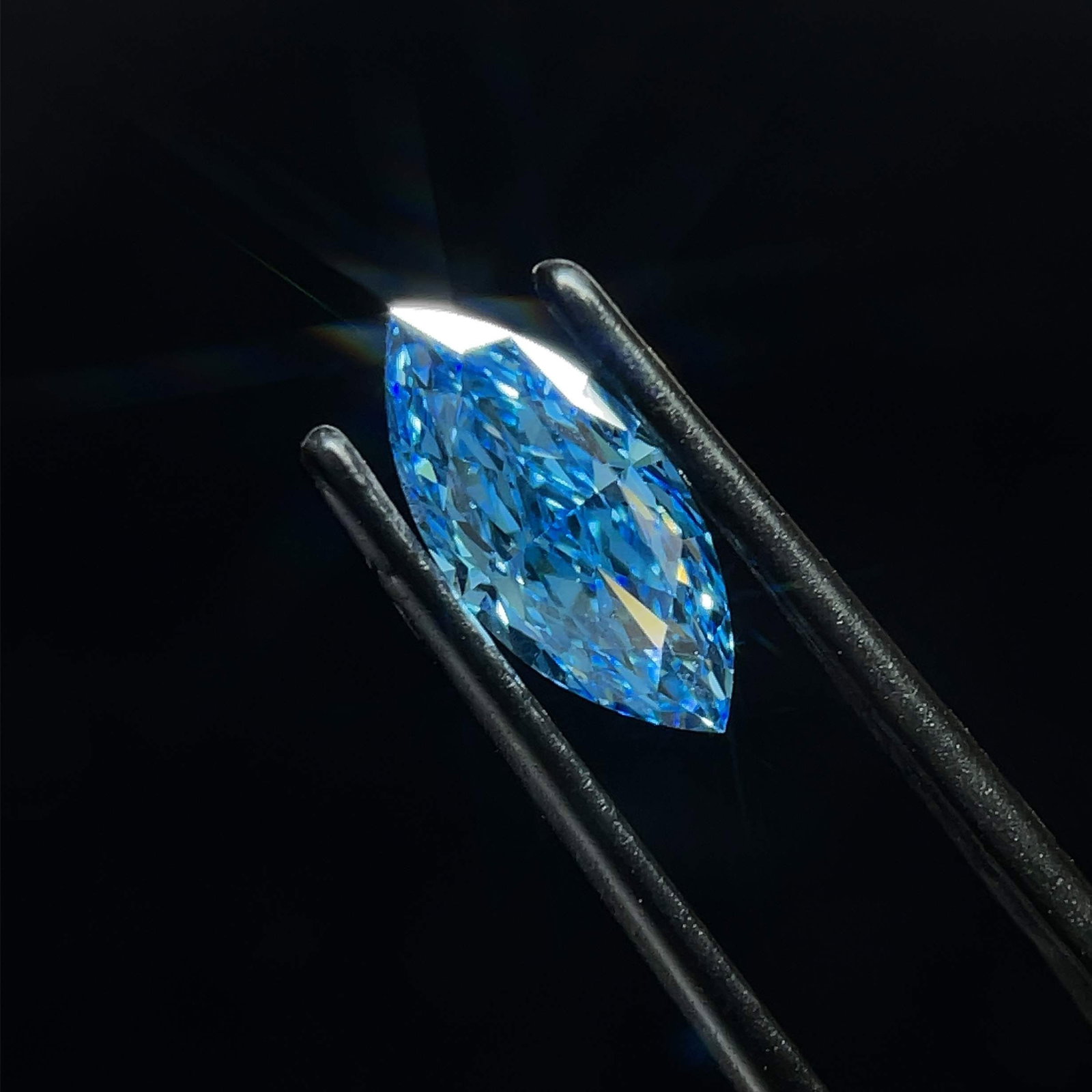 Loose Diamond - MARQUISE 1.28ct Fancy Vivid Blue VS2: Loose Diamond - MARQUISE 1.28ct Fancy Vivid Blue VS2 Source: This is a real non-mined Diamond that has been grown in a lab Shape: MARQUISE Carats: 1.28 Color: Fancy Vivid Blue Certification: IGI Video