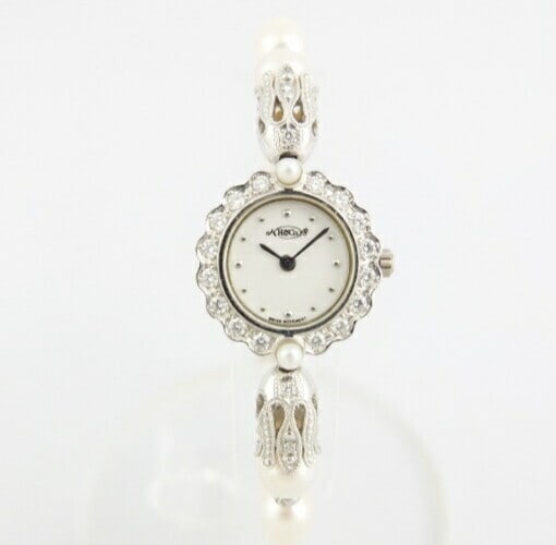HEIWADO Art Deco Ladies Watch Model 1L004.52 Pearl Bracelet Quartz: HEIWADO Art Deco Ladies Watch Model 1L004.52 Pearl Bracelet Quartz Explore the elegance of the HEIWADO Art Deco Ladies Watch, a stunning piece that combines classic design with modern functionality. T