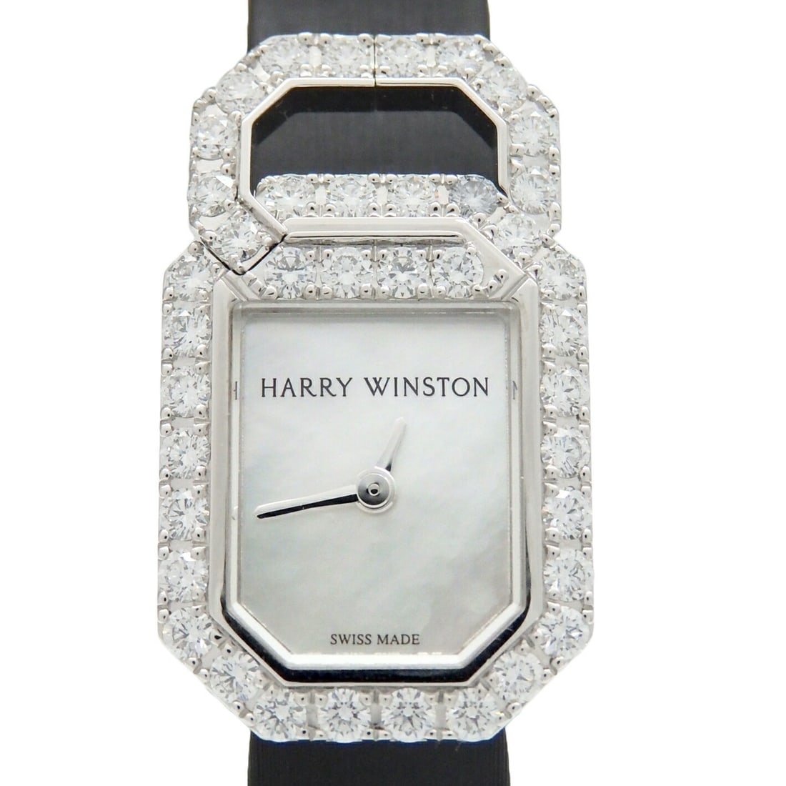 Women's Harry Winston Signature Link Wristwatch HJTQHM18WW036: Women's Harry Winston Signature Link Wristwatch HJTQHM18WW036 This Harry Winston Link Signature wristwatch for women is a pre-owned timepiece made in Japan. It is presented as part of the Link Signatu