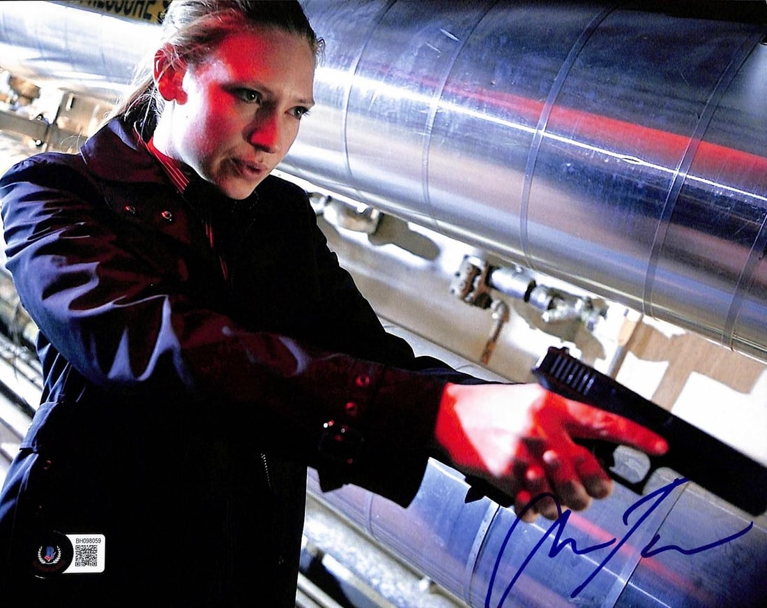 Beckett Certified Anna Torv Fringe 8x10 Signed Photo: Beckett Certified Anna Torv Fringe 8x10 Signed Photo This is an 8x10 photograph personally hand-signed by actress Anna Torv, best known for her role as Olivia Dunham in the television series Fringe. T