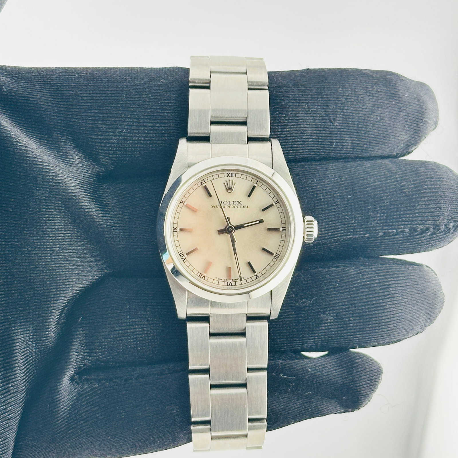 Rolex Oyster Perpetual Ladies Silver Fading Dial Oyster Bracelet Ref 67480: Rolex Oyster Perpetual Ladies Silver Fading Dial Oyster Bracelet Ref 67480 This is a ladies' Rolex Oyster Perpetual watch, featuring a silver fading dial and a smooth bezel. The timepiece is equipped 