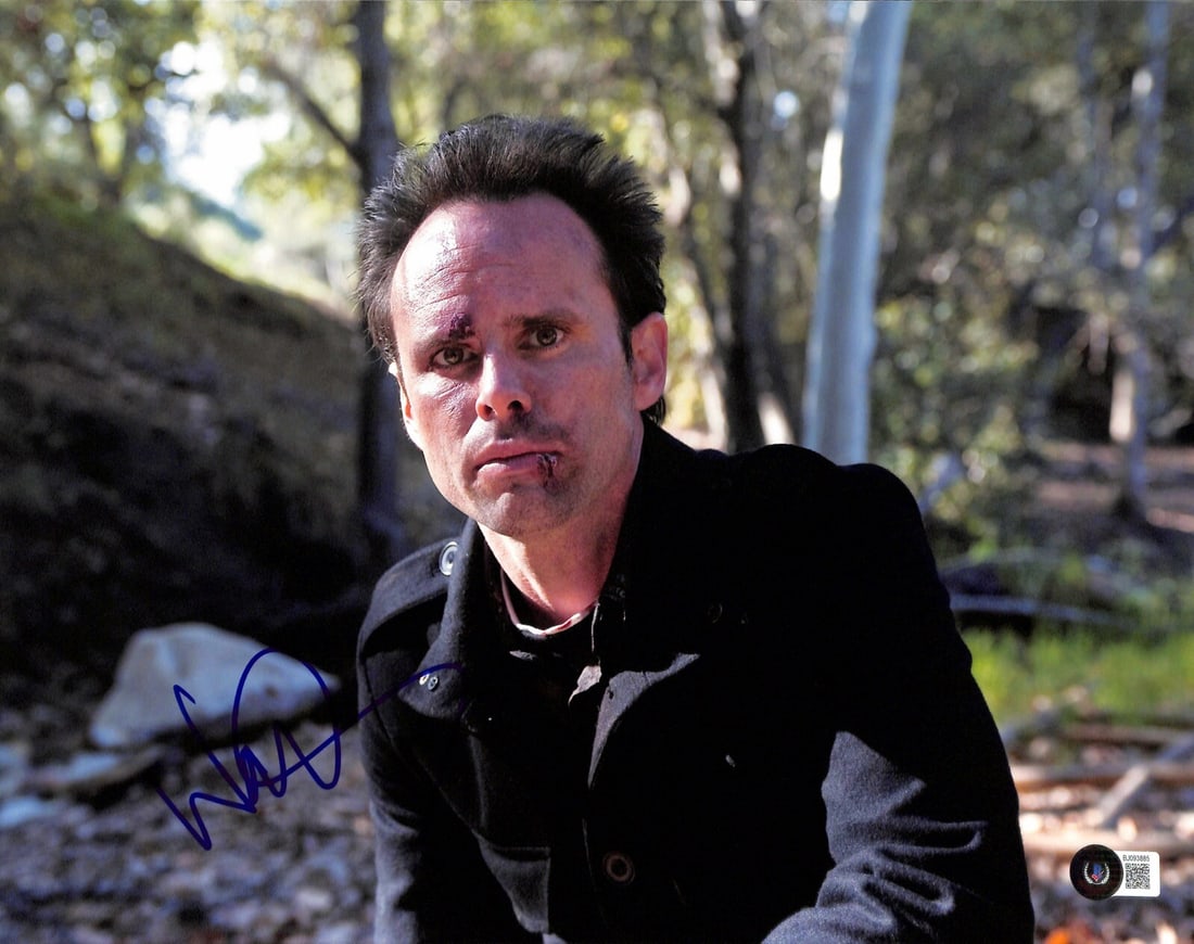 Walton Goggins Boyd Crowder Autographed 11X14 Photo Beckett Certified: Walton Goggins Boyd Crowder Autographed 11X14 Photo Beckett Certified This striking 11x14 photograph features Walton Goggins as Boyd Crowder from the acclaimed series Justified. The photograph is auto