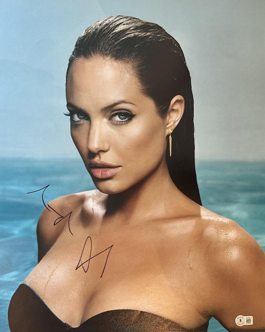 16x20 Angelina Jolie autographed portrait photo Beckett authenticated: 16x20 Angelina Jolie autographed portrait photo Beckett authenticated This 16x20 photograph features a striking portrait of acclaimed actress Angelina Jolie. Personally hand-signed by Jolie, the autog