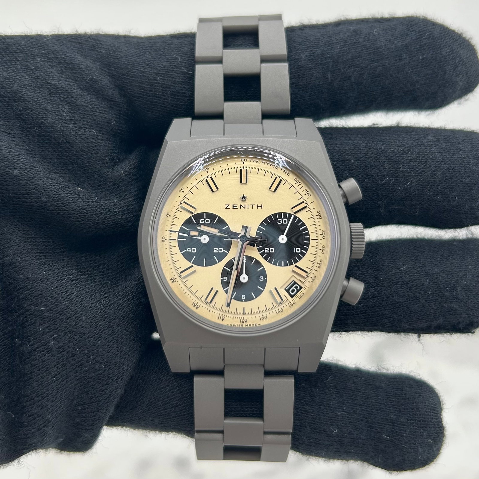 Zenith Chronomaster Revival 37mm Beige Dial Ref 97.L384.400 Card 2025: Zenith Chronomaster Revival 37mm Beige Dial Ref 97.L384.400 Card 2025 This Zenith Chronomaster Revival features a beige dial and titanium case, offering a refined and contemporary look. The watch meas