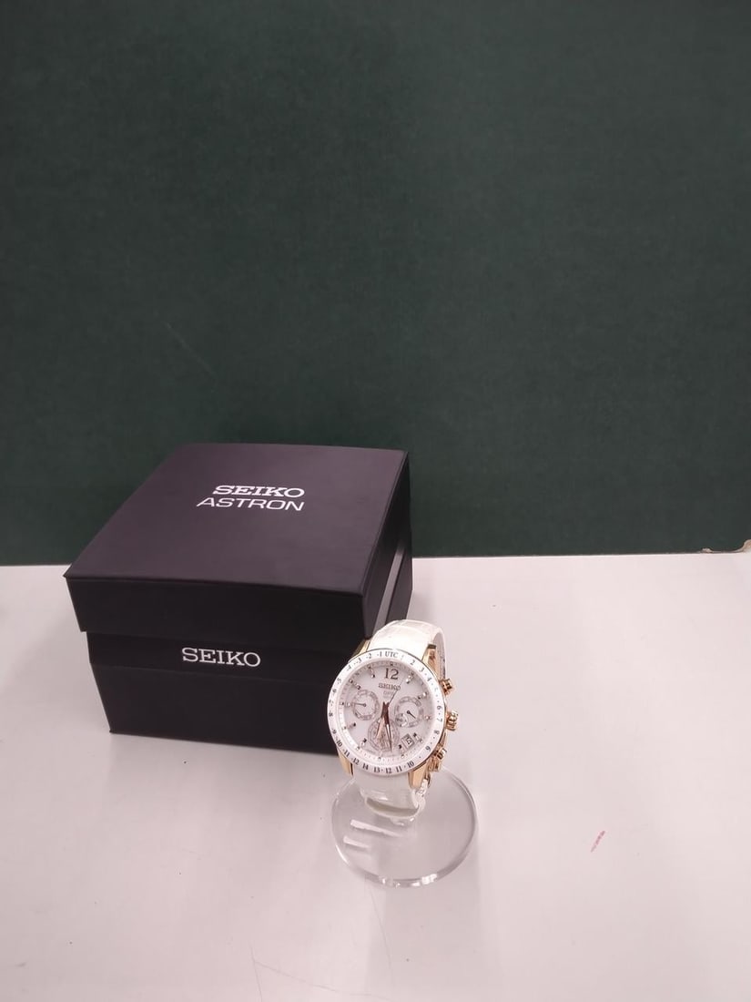 Unisex Titanium Wristwatch Seiko Astron 5X53-0AC0 11-Stone Diamond: Unisex Titanium Wristwatch Seiko Astron 5X53-0AC0 11-Stone Diamond Pre-owned Seiko Astron unisex wristwatch with an 11-stone diamond design and titanium construction. Made in Japan, this watch combine