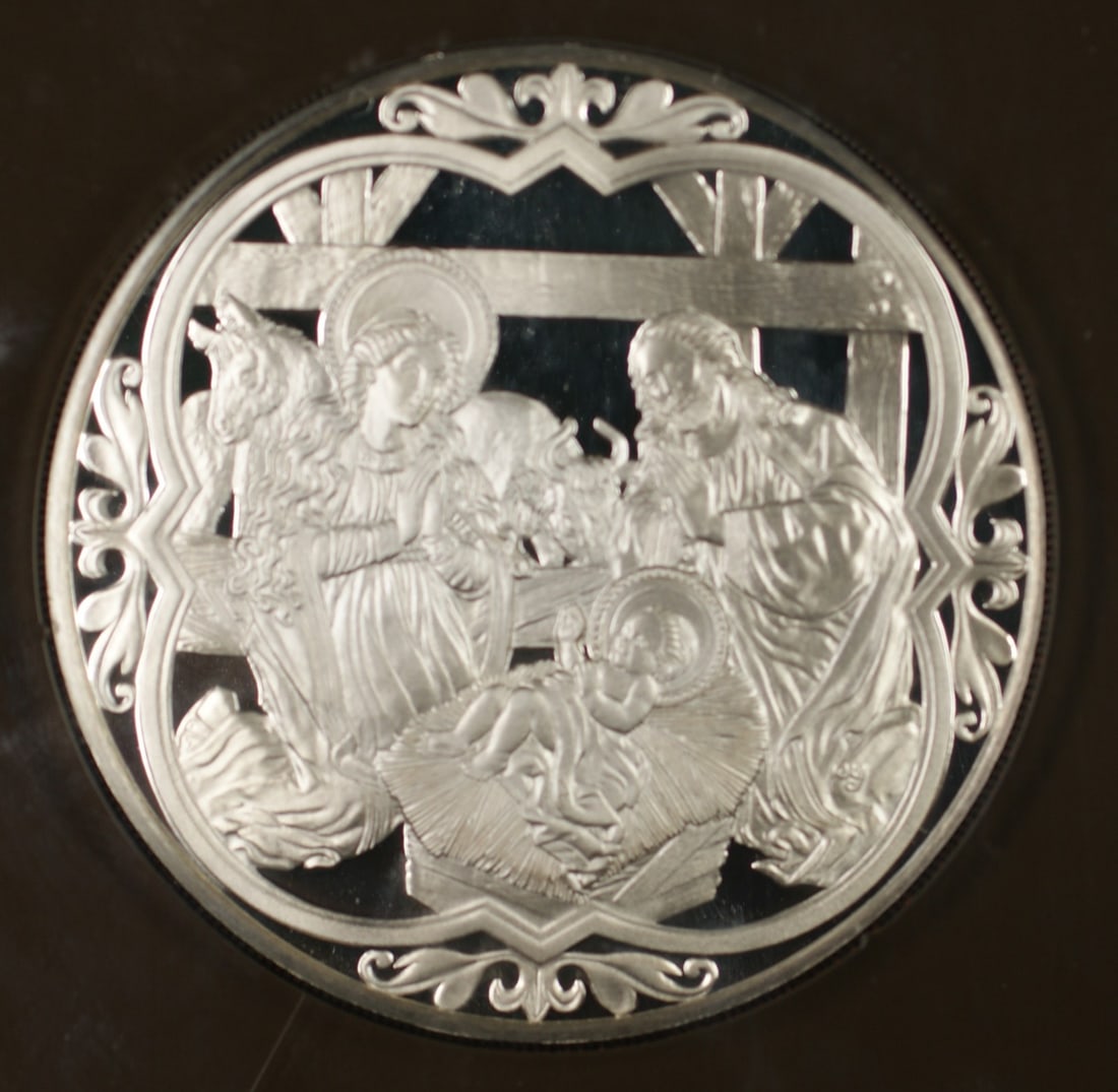 1975 Sterling Silver Proof Holiday Medal The Christ Child by Franklin Mint: 1975 Sterling Silver Proof Holiday Medal The Christ Child by Franklin Mint This 1975 The Christ Child holiday medal is crafted in .925 sterling silver and produced by Franklin Mint as a proof issue. I