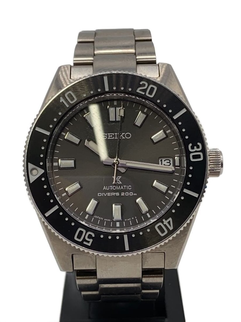 Seiko stainless steel Prospex wristwatch with boxes and extra links: Seiko stainless steel Prospex wristwatch with boxes and extra links This SEIKO Prospex 6R35 men's wristwatch features a stainless steel case and band in a sleek black color. The watch is pre-owned and