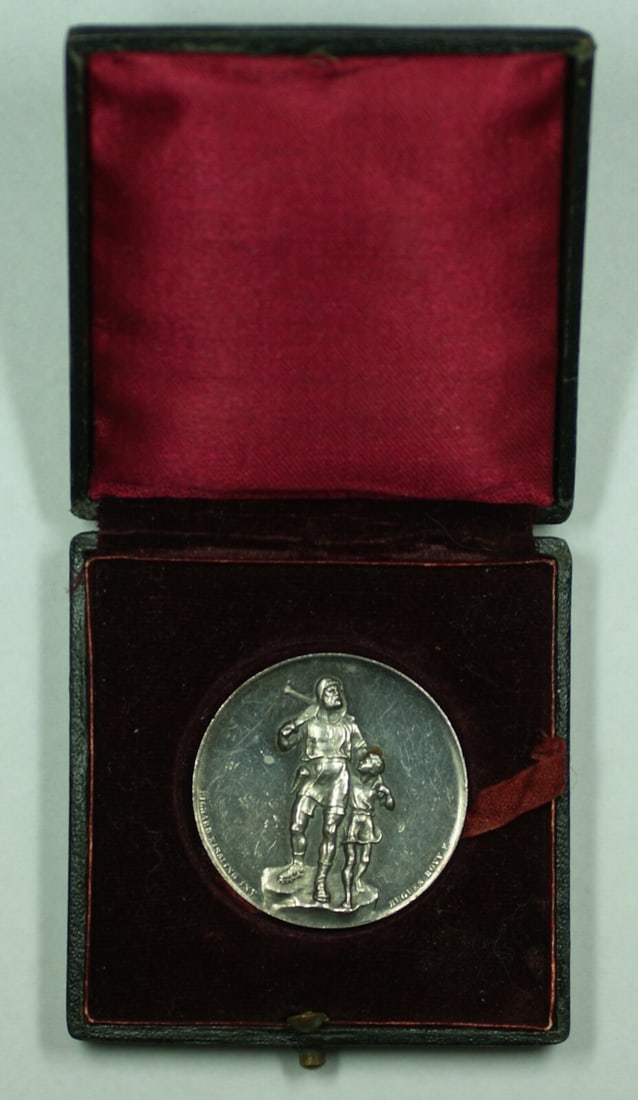 1893 Silver Swiss Shooting Medal R1754b Zurich in Original Case: 1893 Silver Swiss Shooting Medal R1754b Zurich in Original Case This is a silver Swiss shooting medal from 1893, originating from Zurich, Switzerland. Featuring a depiction of William Tell and his son