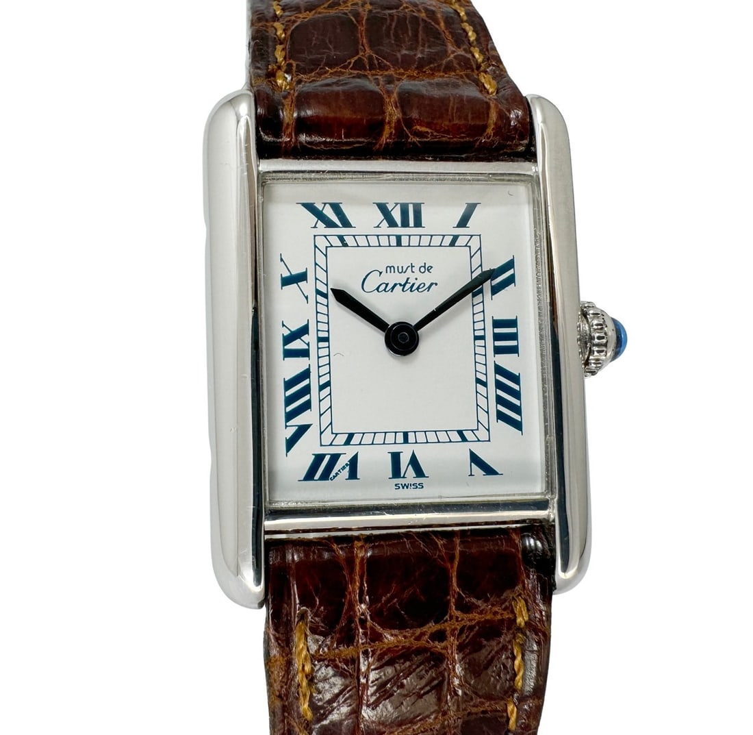 Cartier Must Tank SM Ladies Quartz Watch Silver 925 White Dial: Cartier Must Tank SM Ladies Quartz Watch Silver 925 White Dial This Cartier Must Tank SM W1001543 ladies wristwatch features a classic white dial and is crafted from silver 925. Powered by a reliable 