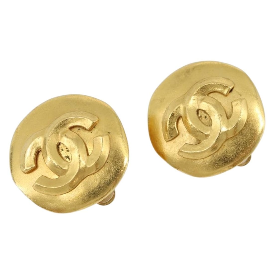 CHANEL CC Gold Tone Metal Earring France: CHANEL CC Gold Tone Metal Earring France Chanel earring in gold tone metal, made in France. The item comes with its box and is listed in B condition with reasonable wear and tear, showing slight rubbi