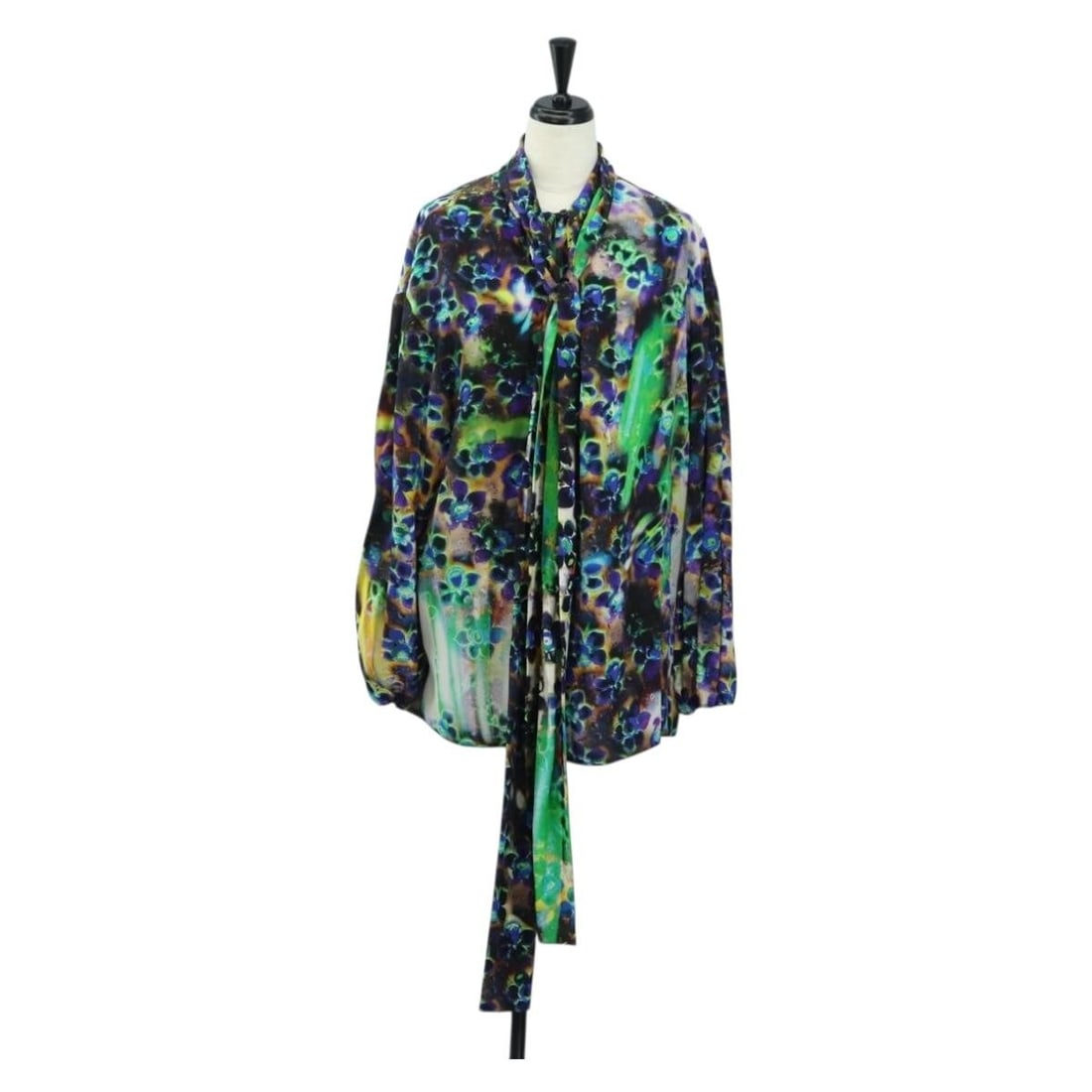 PRADA Green Silk Long Sleeve Womens Top Italy: PRADA Green Silk Long Sleeve Womens Top Italy Authentic PRADA women's blouse in green silk with a long-sleeved T-shirt style. Made in Italy, this piece has a clean, versatile look and is offered in ve