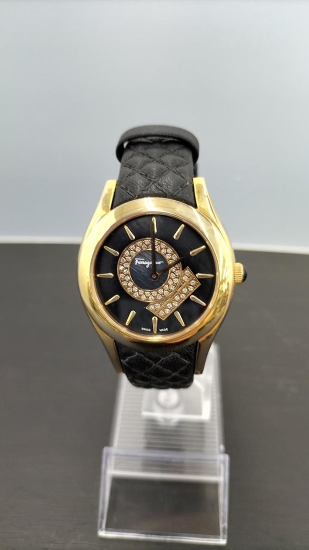 Women's Swiss Quartz Wristwatch Salvatore Ferragamo LIRICA FG4030014: Women's Swiss Quartz Wristwatch Salvatore Ferragamo LIRICA FG4030014 Pre-owned women's wristwatch from Salvatore Ferragamo, model LIRICA FG4030014. It features a quartz movement, sapphire crystal, and