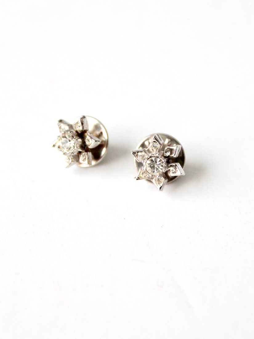Pair of Star Shaped Rhinestone Pins Silver Tone: Pair of Star Shaped Rhinestone Pins Silver Tone This pair of vintage rhinestone star-shaped pins features sparkling rhinestones set on silver tone pin backs. The pins are in great pre-owned condition 