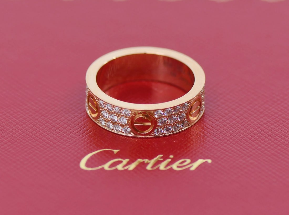 Cartier 18K Rose Gold Diamond Pave Love Ring Size 60 Authentic: Cartier 18K Rose Gold Diamond Pave Love Ring Size 60 Authentic This exquisite Cartier Love Ring features a stunning pave setting adorned with sparkling diamonds, crafted from luxurious 18K rose gold. 