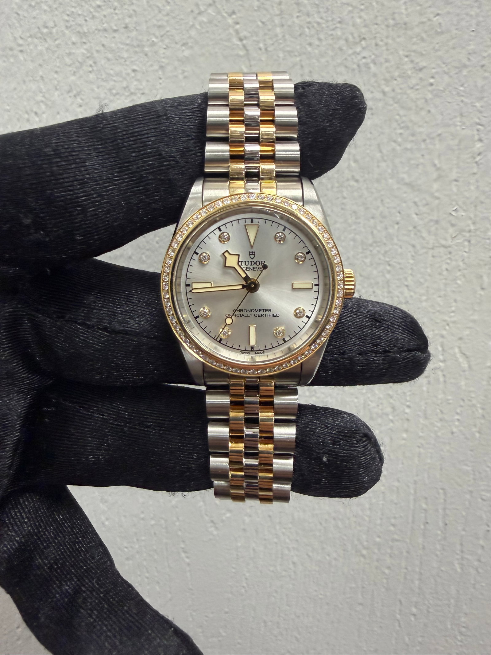 Ladies Tudor Black Bay 79613 Diamond Bezel Silver Dial Jubilee Bracelet with Card: Ladies Tudor Black Bay 79613 Diamond Bezel Silver Dial Jubilee Bracelet with Card This Tudor Black Bay watch features a silver diamond dial and a diamond bezel, complemented by a Jubilee bracelet. Des