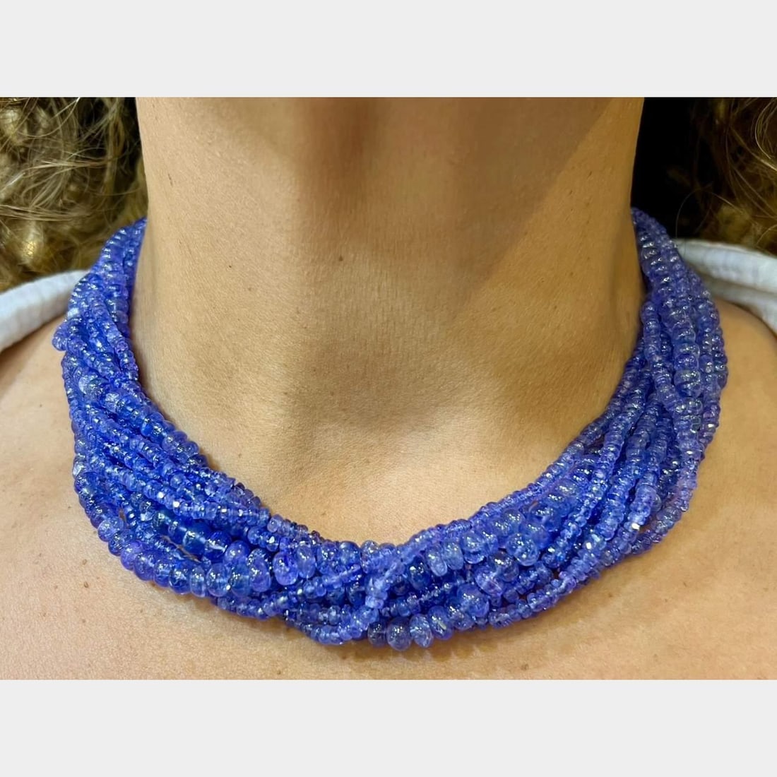 14K Yellow Gold Tanzanite and Diamond Necklace 680 Ct: 14K Yellow Gold Tanzanite and Diamond Necklace 680 Ct This exquisite necklace is crafted from 14K yellow gold and features stunning tanzanite briolettes totaling approximately 680.00 ct. The piece is 