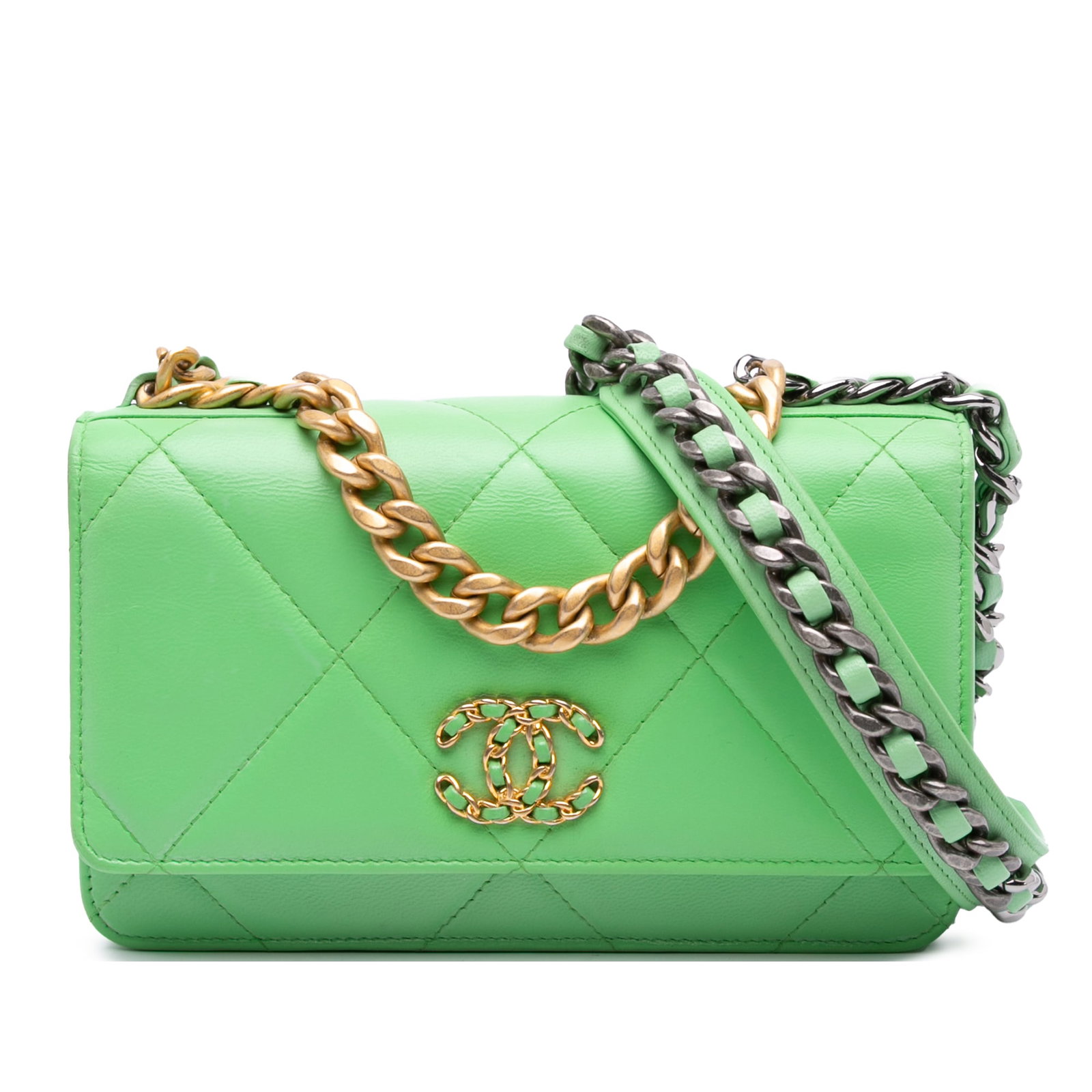 Chanel Quilted Lambskin 19 Green Wallet on Chain Italy: Chanel Quilted Lambskin 19 Green Wallet on Chain Italy The Chanel Quilted Lambskin 19 Wallet on Chain is an elegant accessory crafted from luxurious quilted lambskin leather. This stylish wallet featu