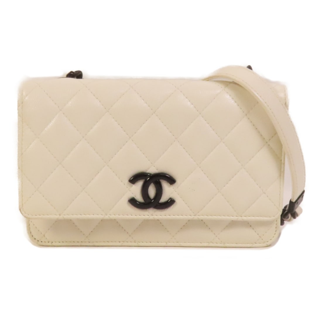 CHANEL CC WOC Shoulder Bag White Calfskin Leather AP1954: CHANEL CC WOC Shoulder Bag White Calfskin Leather AP1954 CHANEL CC WOC Wallet On Chain shoulder bag in white calfskin (cowhide) leather. This women's regular-size shoulder bag is made in France, with 