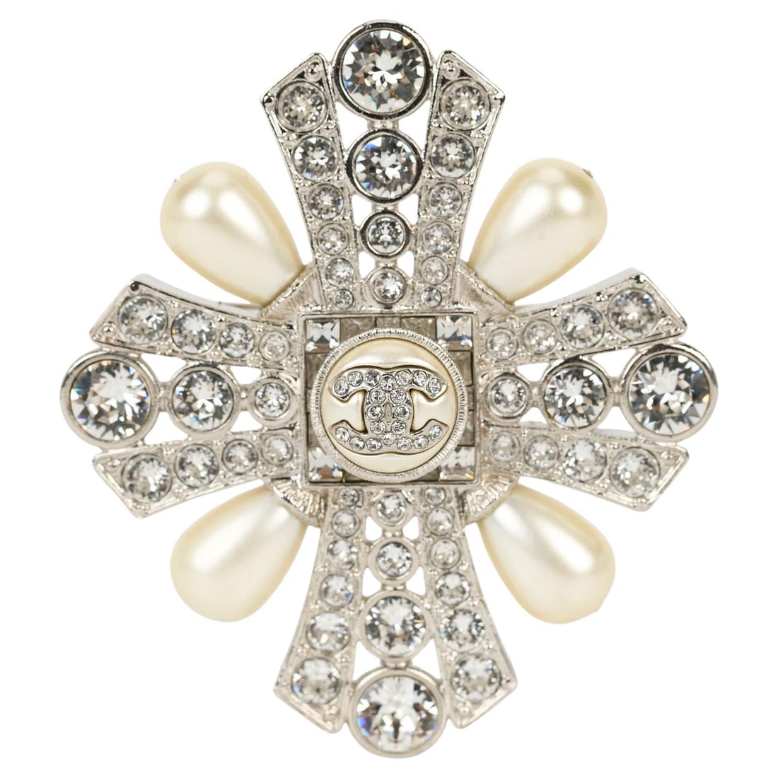 Chanel CC Brooch Palladium Faux Pearl Strass 2023: Chanel CC Brooch Palladium Faux Pearl Strass 2023 Chanel Faux Pearl and strass CC brooch from the Spring 2023 collection, crafted in palladium with faux pearl accents. Presented in the original box. C