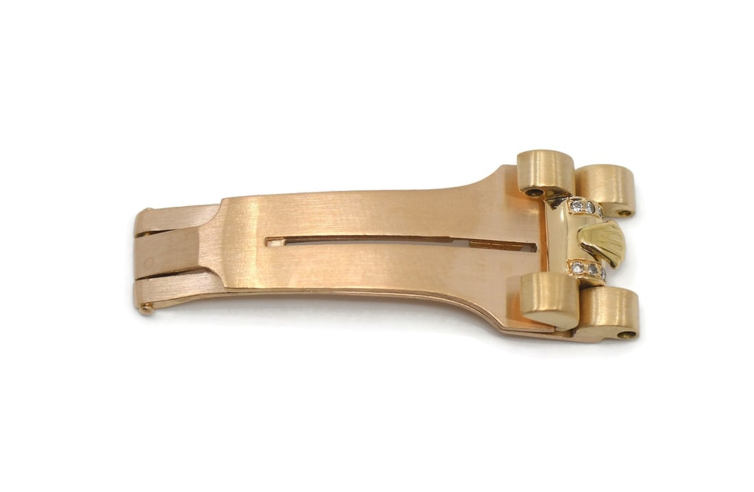 Rolex 18K Yellow Gold Wristwatch Buckle 15.5mm: Rolex 18K Yellow Gold Wristwatch Buckle 15.5mm Pre-owned Rolex wristwatch band buckle in 18K yellow gold. This Swiss-made buckle is designed for a wristwatch band and offers the classic Rolex style in