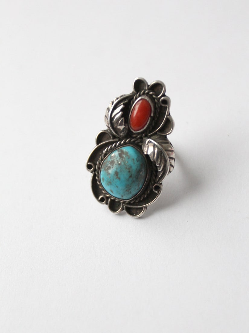 1970s Vintage Southwest Turquoise Silver Ring with Western Detailing: 1970s Vintage Southwest Turquoise Silver Ring with Western Detailing Explore the charm of the 1970s with this vintage Southwest-style turquoise ring. Crafted from a large silver base, it showcases stu