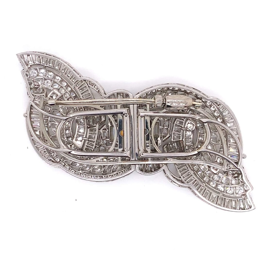 Art Deco Platinum Brooch with 27.50 Ct Diamonds E-G VVS-VS: Art Deco Platinum Brooch with 27.50 Ct Diamonds E-G VVS-VS This exquisite Art Deco brooch features a stunning design crafted in platinum, weighing an impressive 55.7 grams. It is adorned with approxim