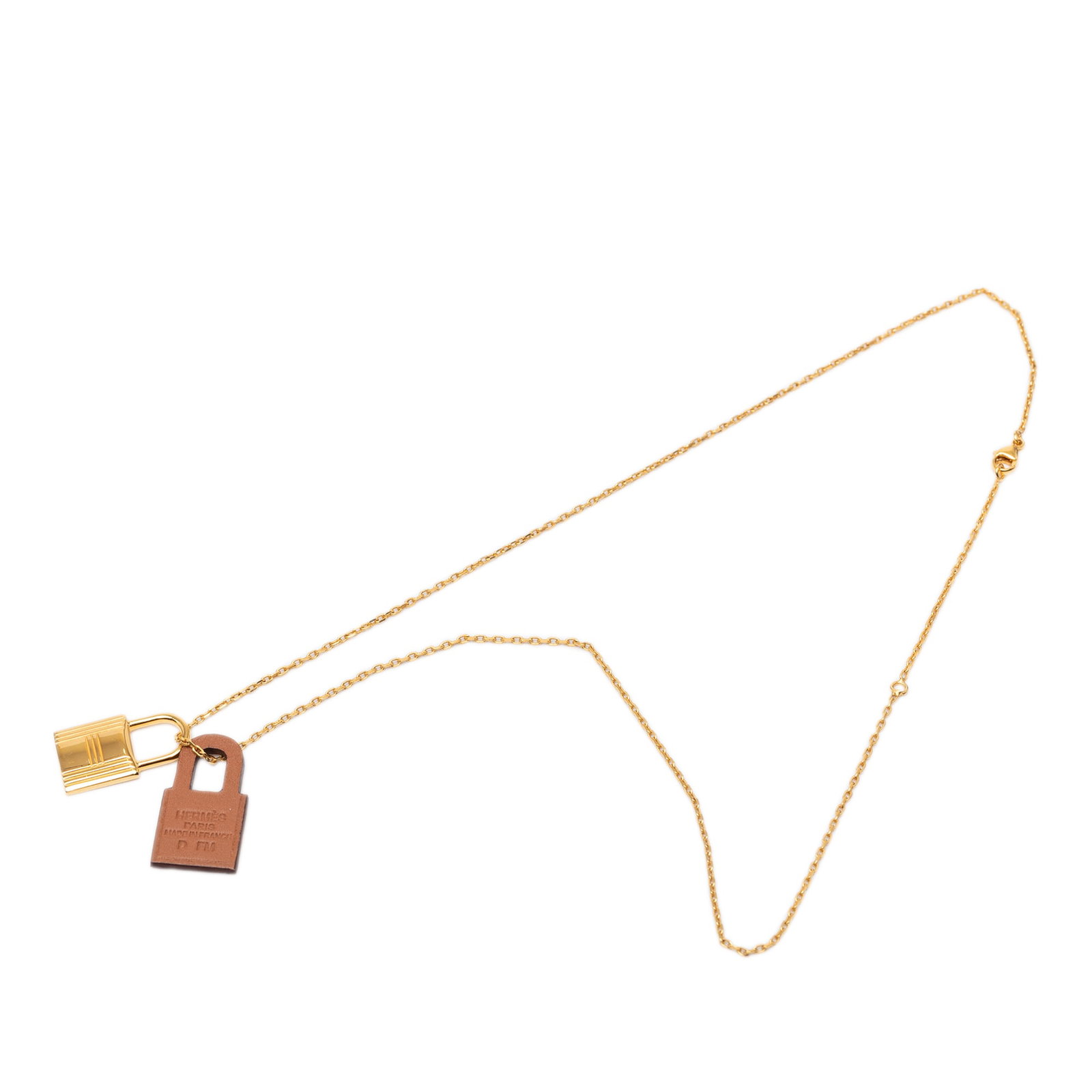 Hermes O Kelly Pendant Necklace Gold Plated Swift Leather: Hermes O Kelly Pendant Necklace Gold Plated Swift Leather Hermes O Kelly pendant necklace featuring a gold plated chain with a Swift leather and gold plated padlock pendant. This costume jewelry piece