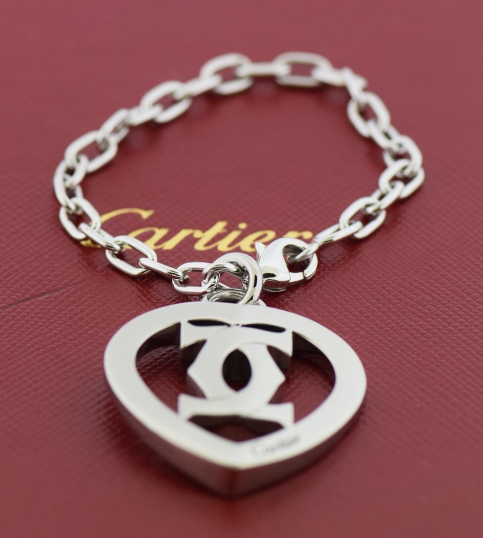 Heart Design Silver Key Ring by Cartier in Stainless Steel: Heart Design Silver Key Ring by Cartier in Stainless Steel This Cartier key ring features a heart design crafted from stainless steel in a silver tone. Suitable for unisex use, it offers both style an