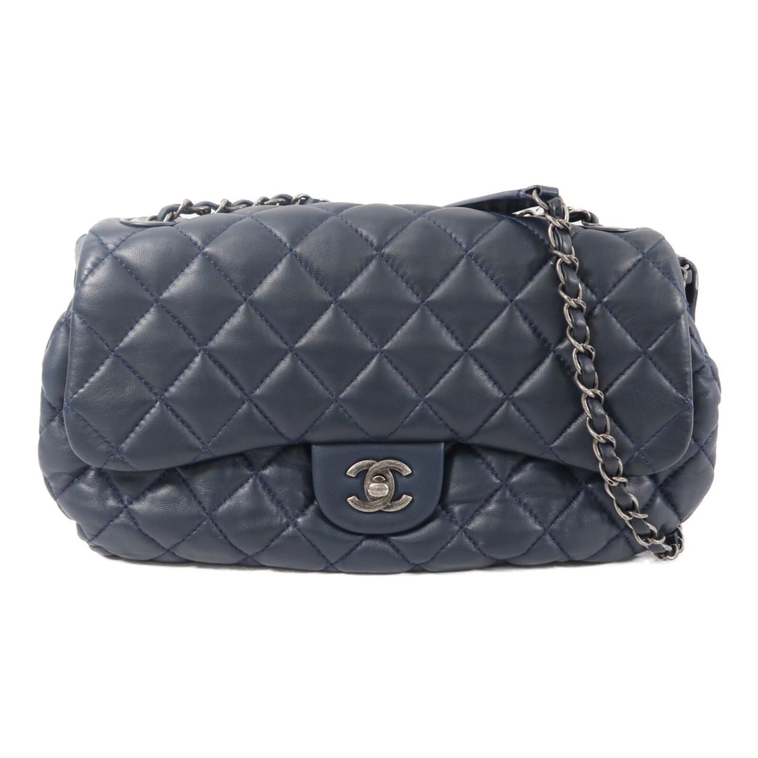 CHANEL CC lambskin shoulder bag with chain strap navy: CHANEL CC lambskin shoulder bag with chain strap navy A CHANEL CC Chain Shoulder Bag in navy blue lambskin leather. It features a chain shoulder strap, turn-lock closure, and a practical interior layo