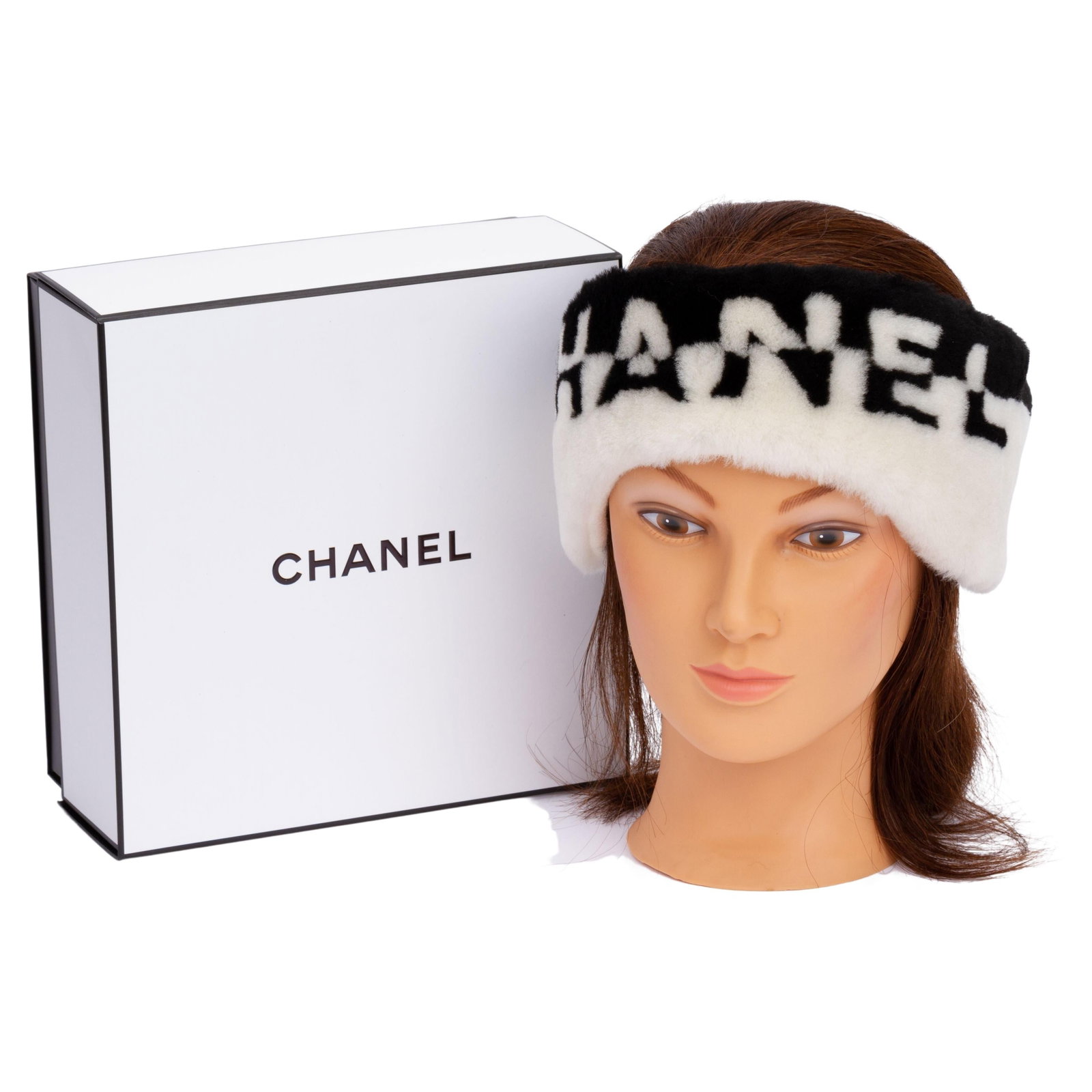 Chanel Black White Shearling Headband BNIB for Winter Style: Chanel Black White Shearling Headband BNIB for Winter Style Elevate your winter style with this exquisite Chanel Shearling Headband in classic black and white. Crafted from luxurious shearling, it fea