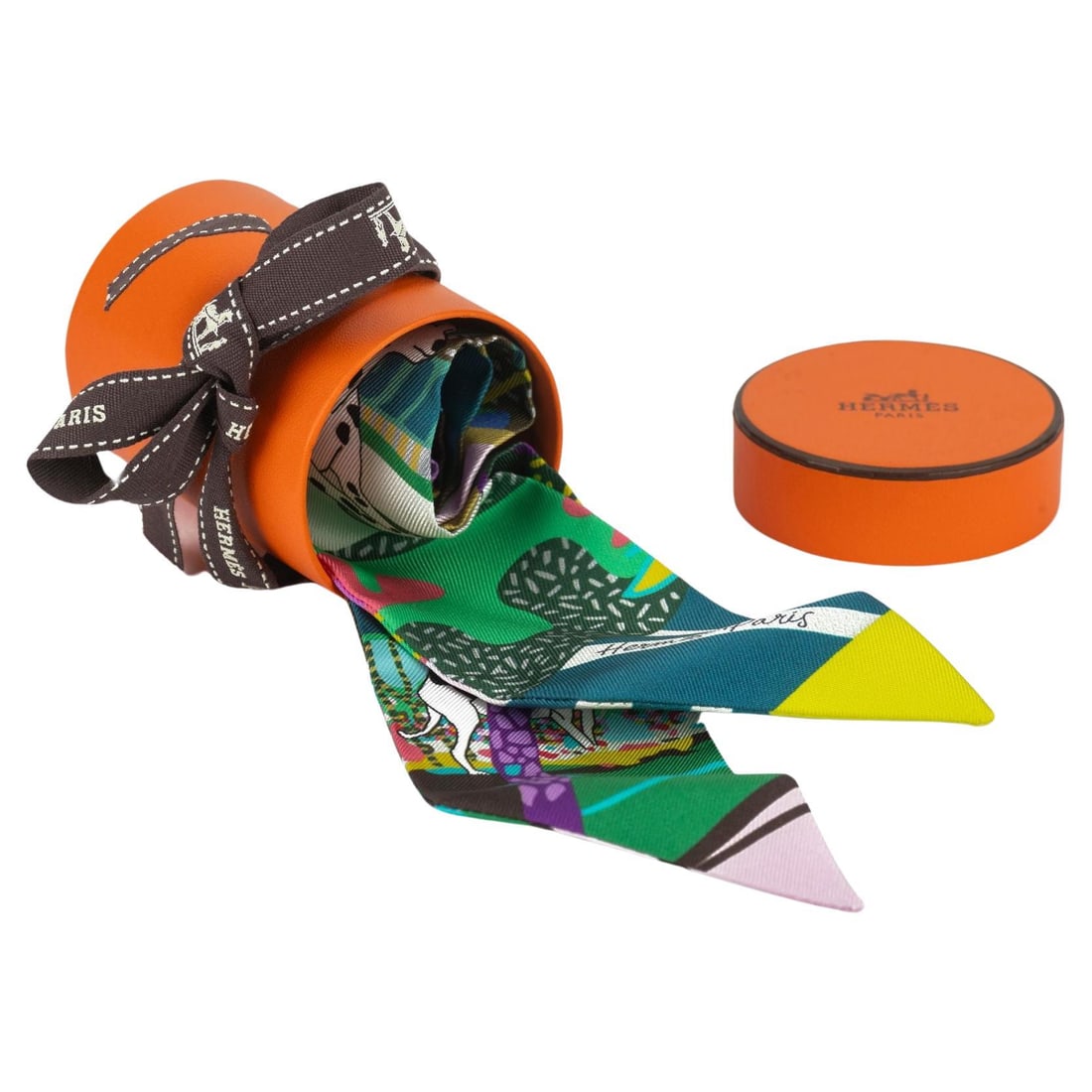Hermes En Liberte Silk Twilly Scarf New With Box: Hermes En Liberte Silk Twilly Scarf New With Box Introducing the Hermes "En Liberte'" Silk Twilly, a versatile and elegant accessory perfect for adding a touch of sophistication to any outfit. This ex