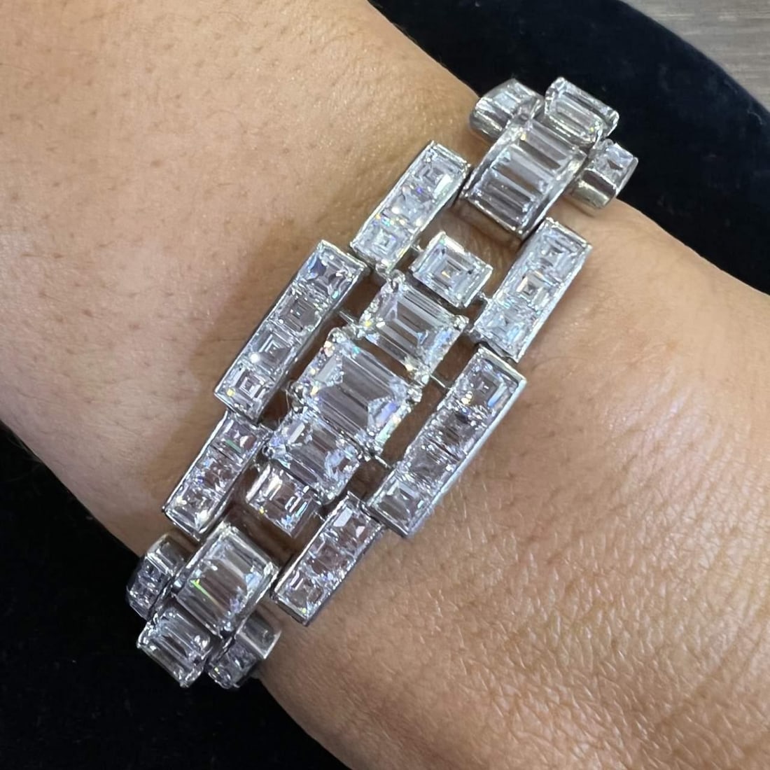 Oscar Heyman Art Deco Platinum Diamond Bracelet 30.63 Ct with Authenticity: Oscar Heyman Art Deco Platinum Diamond Bracelet 30.63 Ct with Authenticity This exquisite Oscar Heyman Art Deco bracelet is crafted from platinum and features a stunning array of diamonds totaling 30.