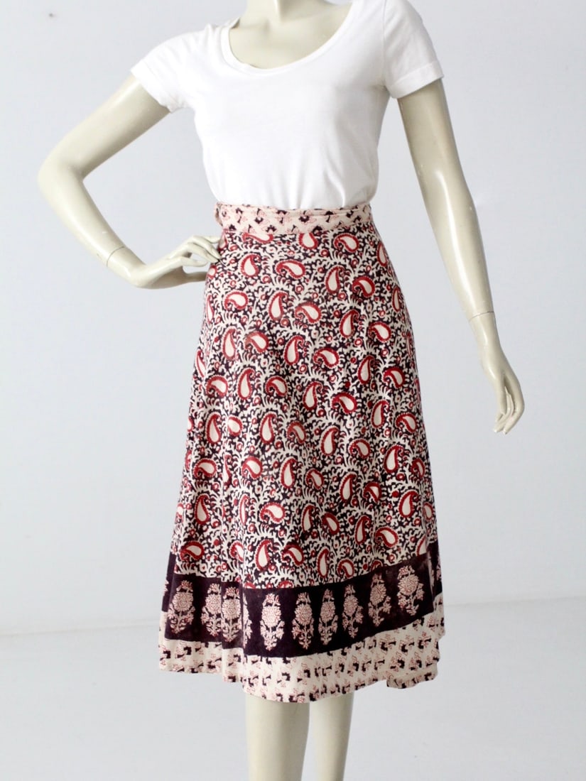 1970s Vintage Indian Cotton Block Print Wrap Skirt: 1970s Vintage Indian Cotton Block Print Wrap Skirt Step back in time with this stunning 1970s vintage Indian cotton block print wrap skirt. Featuring rich rust red and black tones adorned with a mixed