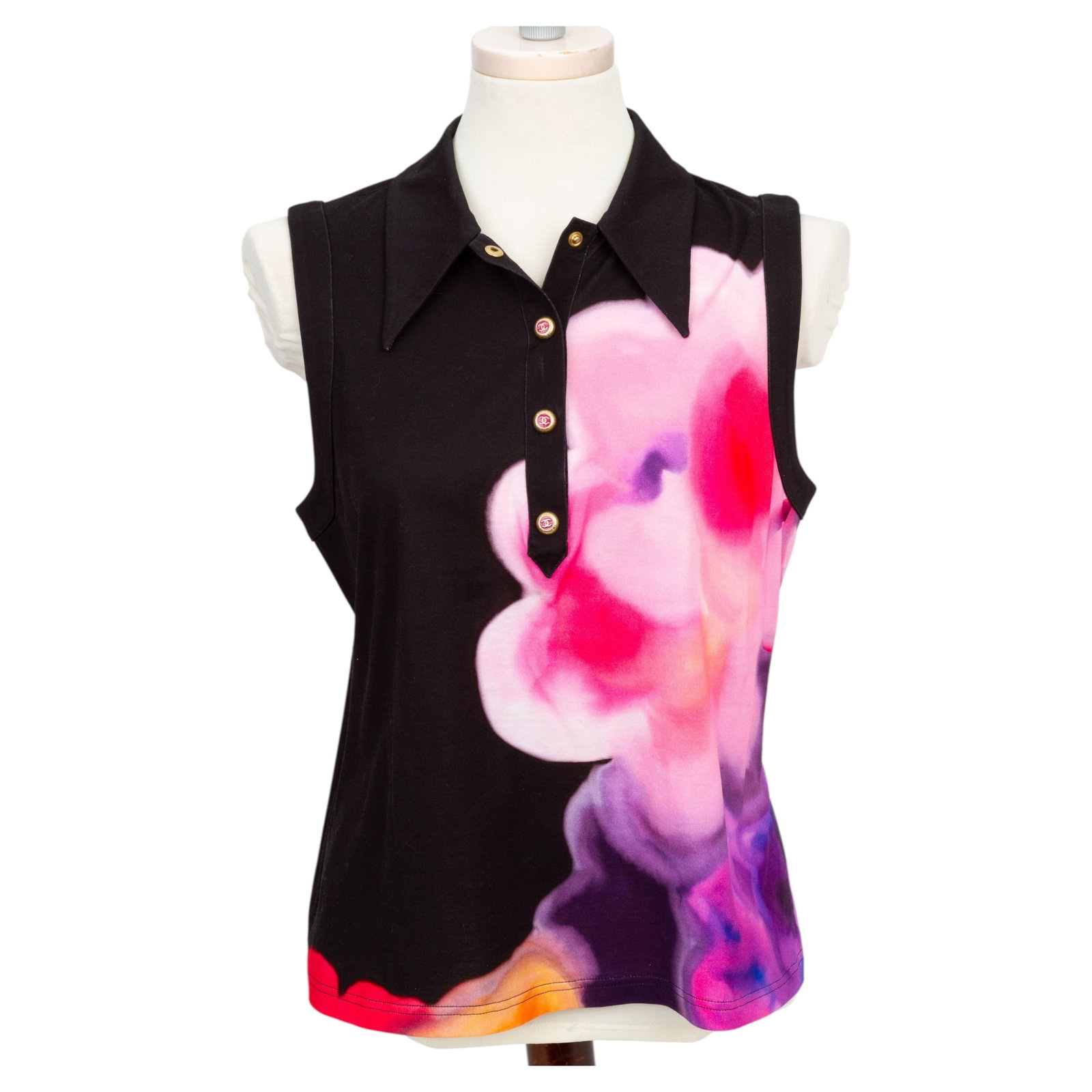 Chanel Floral Cotton Sleeveless Collared Blouse with CC Buttons Size 40: Chanel Floral Cotton Sleeveless Collared Blouse with CC Buttons Size 40 This Chanel CC Floral Button Down Top is crafted from 100% cotton and features a sleeveless, collared design with a vibrant pink