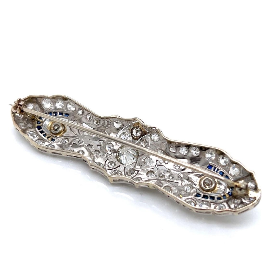 Art Deco 18K White Gold Diamond Brooch with 3.50 Ct Diamonds: Art Deco 18K White Gold Diamond Brooch with 3.50 Ct Diamonds This exquisite Art Deco brooch is crafted from 18K white gold and features a stunning design embellished with a central diamond weighing ap