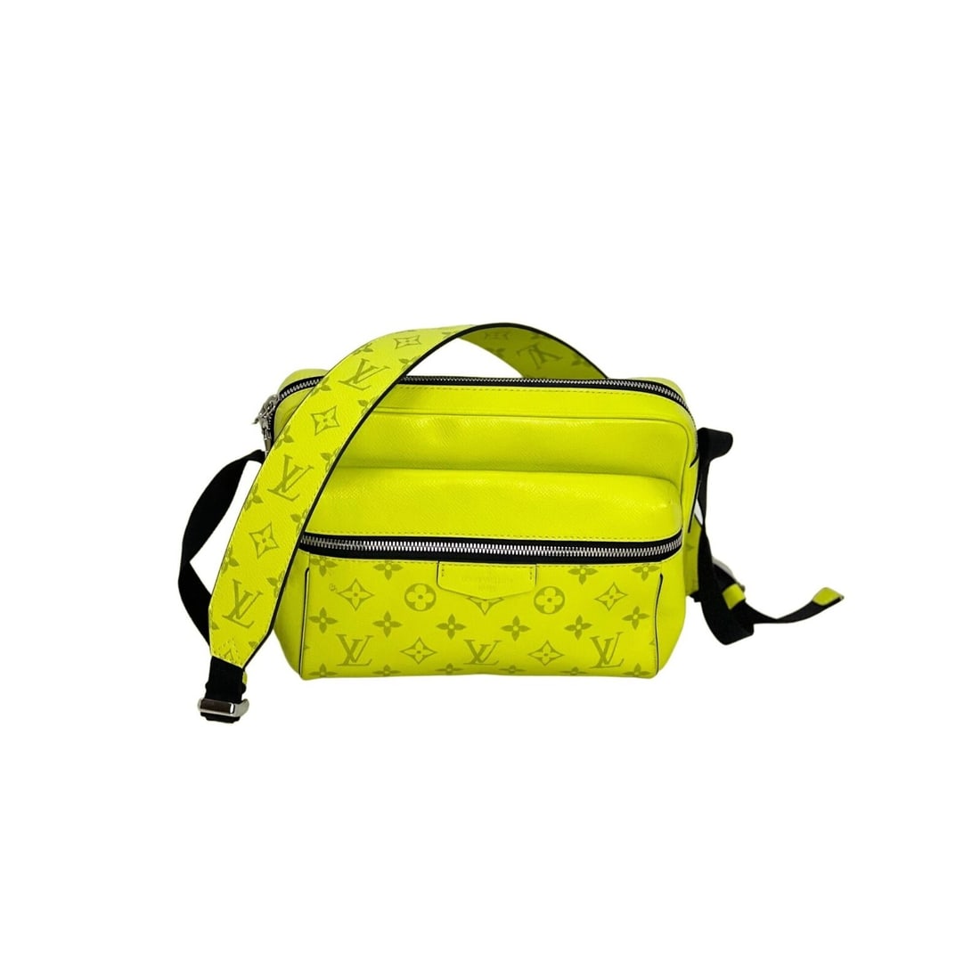 Louis Vuitton Taiga Outdoor Messenger Bag Yellow Leather: Louis Vuitton Taiga Outdoor Messenger Bag Yellow Leather Introducing the LOUIS VUITTON Taiga Outdoor Messenger Bag, an exquisite blend of style and functionality. This medium-sized messenger bag featu