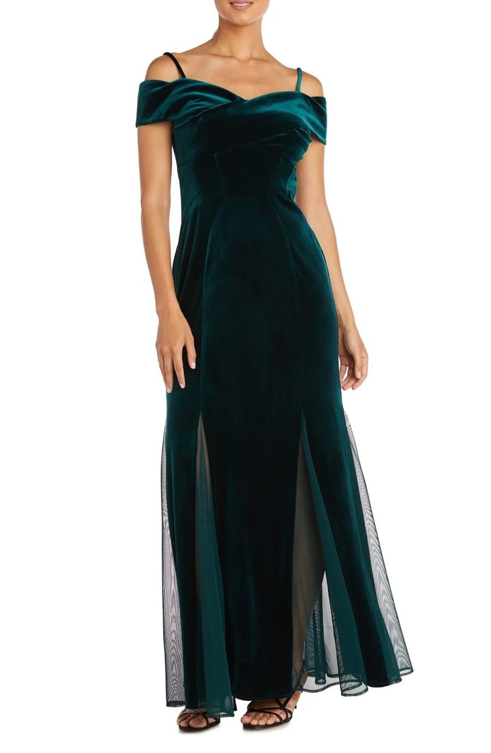 Nightway Hunter Green Velvet Ball Gown Size 6 Cold Shoulder: Nightway Hunter Green Velvet Ball Gown Size 6 Cold Shoulder This Nightway cold shoulder stretch velvet gown in hunter green offers a striking look with its long, flowing silhouette and elegant side sl