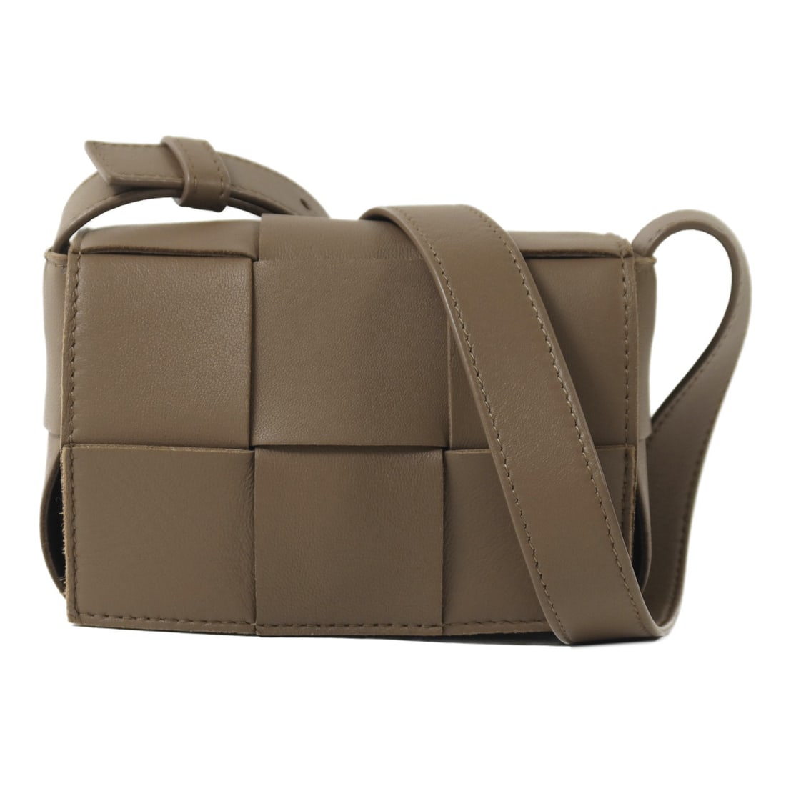 Bottega Veneta Candy Cassette 666688 brown lambskin shoulder bag: Bottega Veneta Candy Cassette 666688 brown lambskin shoulder bag A Bottega Veneta Candy Cassette shoulder bag in brown lambskin leather. It features a magnetic pocket and one inside card slot. The bag