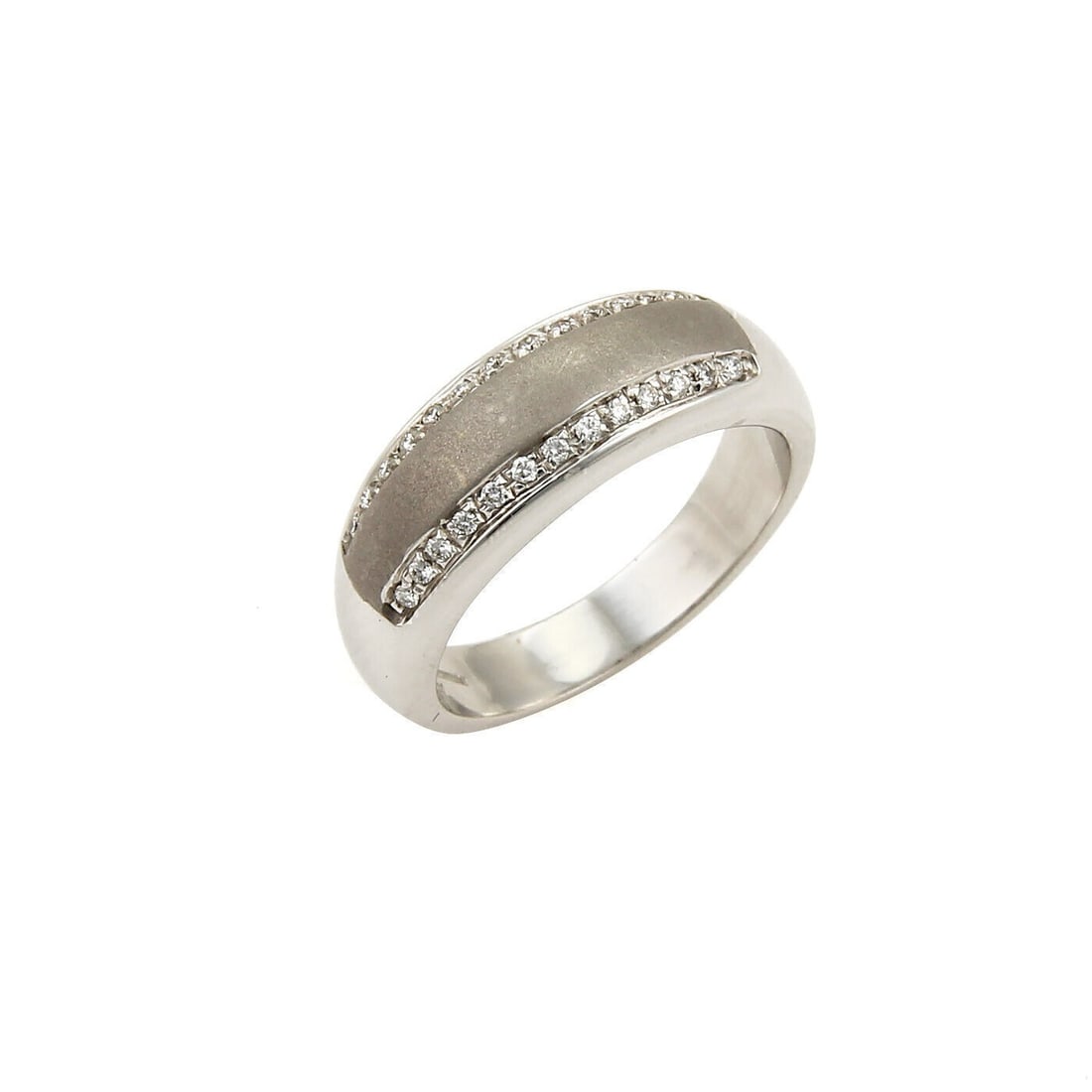 Roberto Coin 18k White Gold Diamond Textured Band Ring Size 6: Roberto Coin 18k White Gold Diamond Textured Band Ring Size 6 This pre-owned wide band ring is crafted in 18k white gold with a textured design and diamond accents totaling approximately 0.22 ct. It i