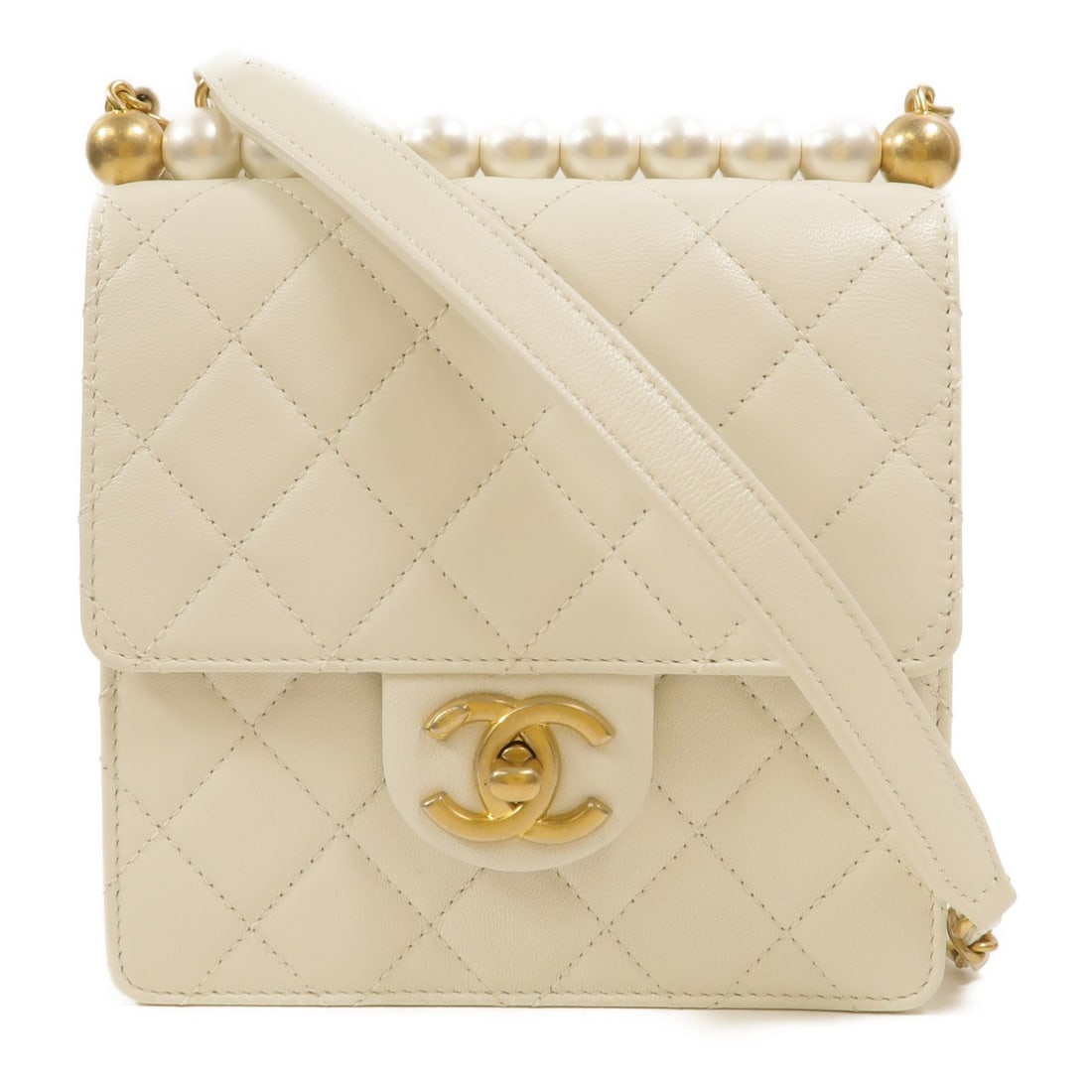 CHANEL AS0584 Small Flap Shoulder Bag White Lambskin Pearl Chain: CHANEL AS0584 Small Flap Shoulder Bag White Lambskin Pearl Chain A CHANEL CC GHW Small Chic Pearls Flap Bag Chain Shoulder in white lambskin (sheep leather). This bag features a chain shoulder strap, 